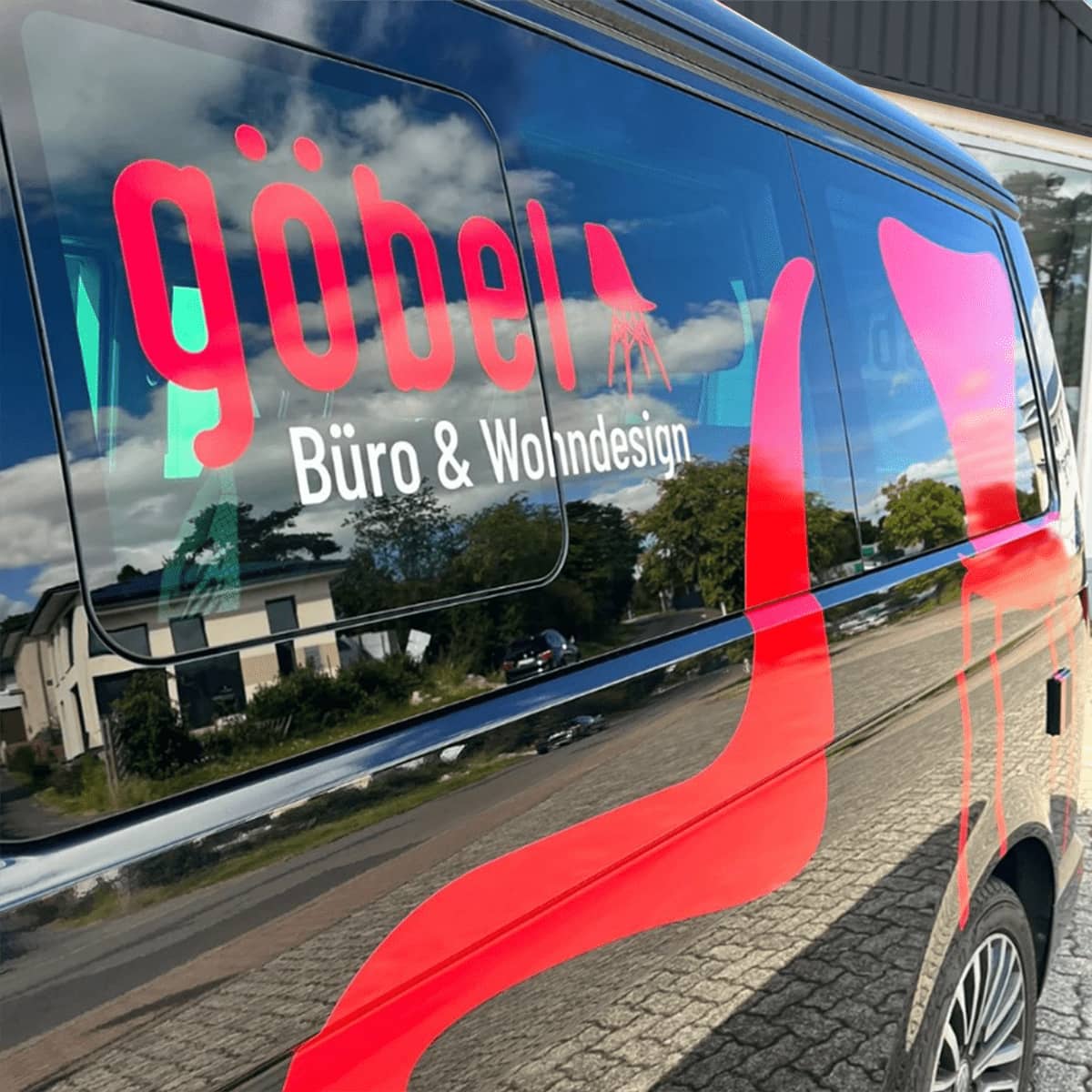 Fahrzeugbeklebung und Logo Design für Möbelhaus